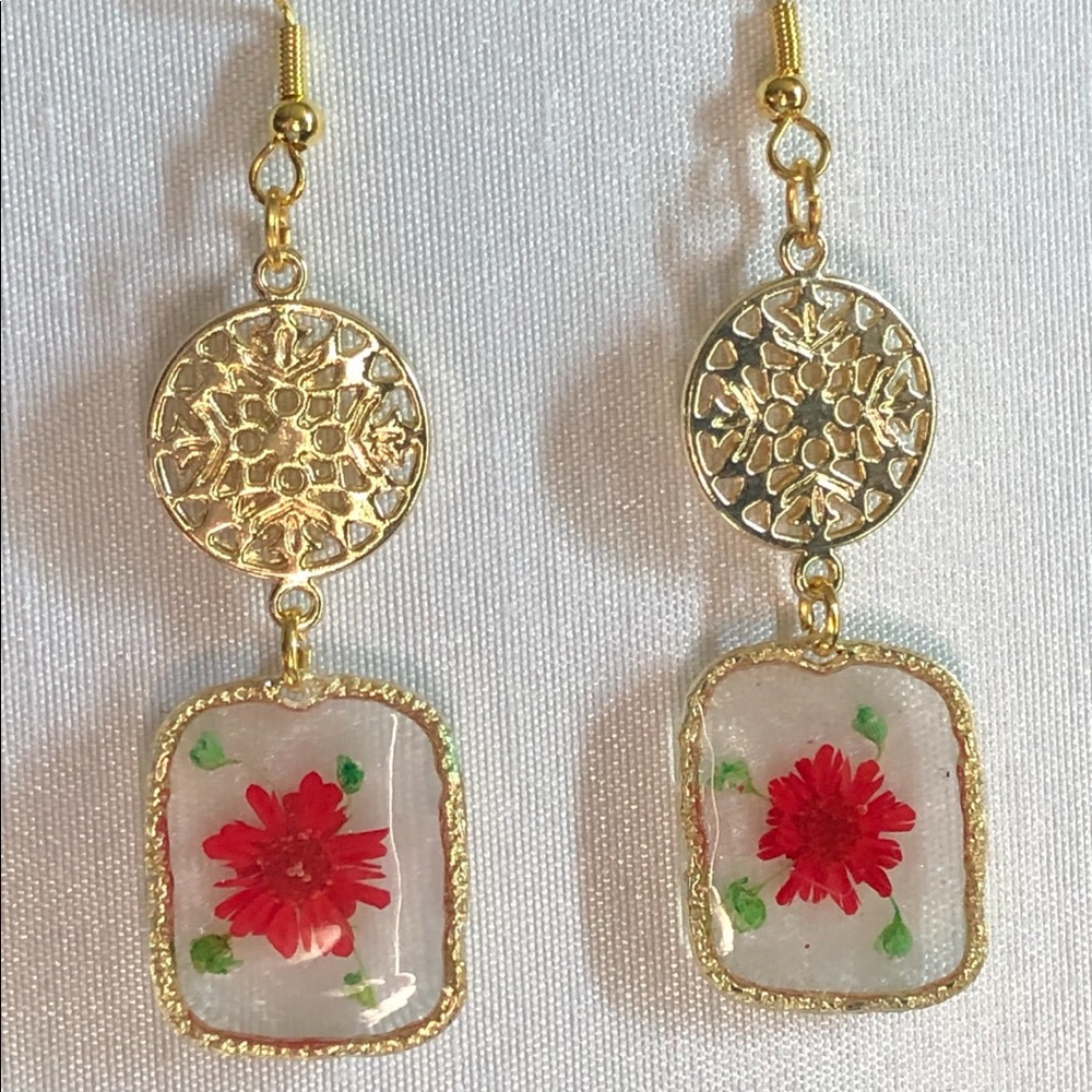 New. Flower resin earrings.